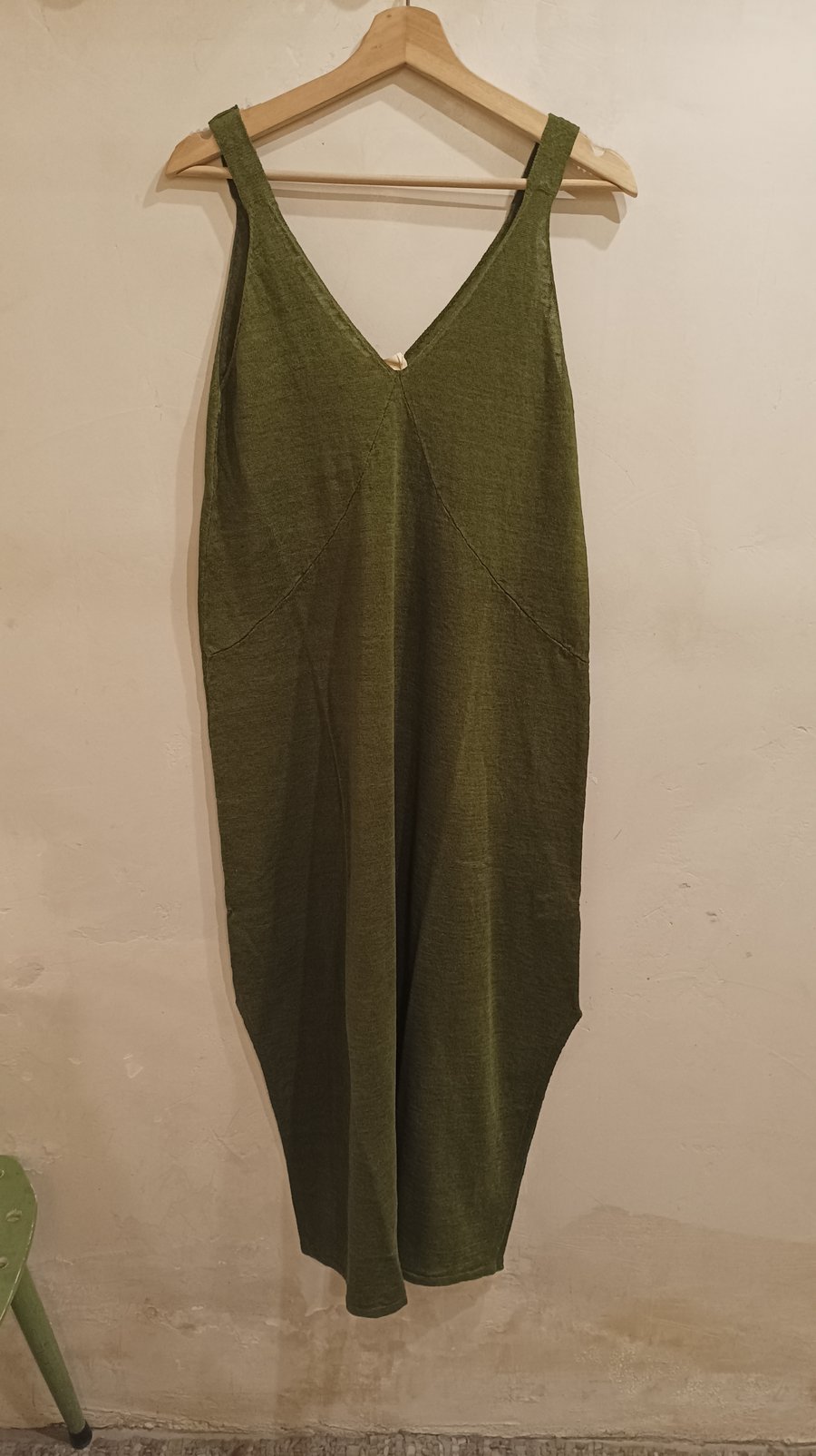 Image of 3-Vestido pico tirante lino oliva