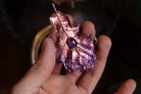 Image 3 of Cornice 9 in legno dorato con spilla foglia di quercia in rame e ametista  e retro dark botanico