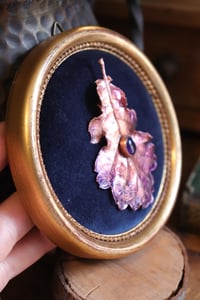 Image 5 of Cornice 9 in legno dorato con spilla foglia di quercia in rame e ametista  e retro dark botanico