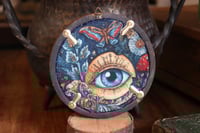 Image 2 of Cornice 9 in legno dorato con spilla foglia di quercia in rame e ametista  e retro dark botanico