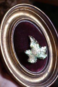 Image 5 of Cornice 10 in legno dorato con spilla foglia di edera in rame e retro dark botanico/sottobosco