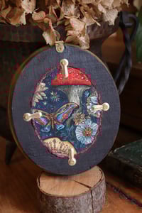 Image 2 of Cornice 10 in legno dorato con spilla foglia di edera in rame e retro dark botanico/sottobosco