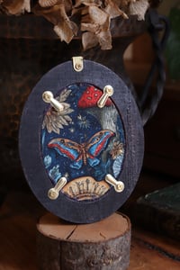 Image 2 of Cornice 11 in legno dorato con spilla foglia di quercia in rame e retro dark botanico/sottobosco