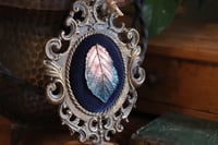 Image 4 of Cornice 17 in ottone stile barocco con spilla rovo in rame dipinto e retro "pozioni magiche"