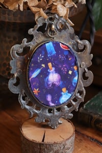 Image 2 of Cornice 17 in ottone stile barocco con spilla rovo in rame dipinto e retro "pozioni magiche"