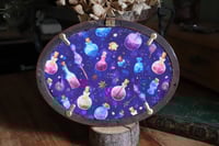 Image 2 of Cornice 21 in legno dorato con 3 spilla felce, quercia, ginkgo in rame e retro "pozioni magiche"