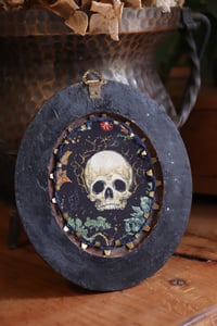 Image 2 of Cornice 22 in legno dorato con spilla foglia di rovo dipinto e retro "teschio"