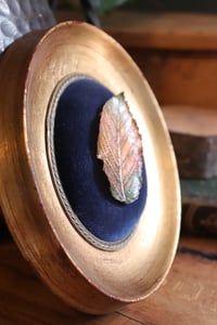 Image 4 of Cornice 22 in legno dorato con spilla foglia di rovo dipinto e retro "teschio"