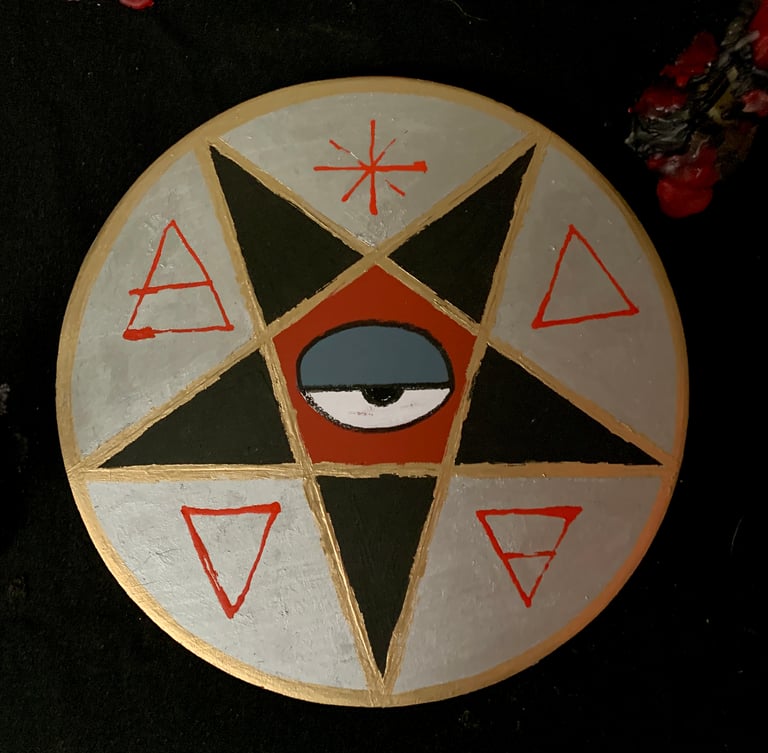 pentacle SIL/BLK/RED on wood disk