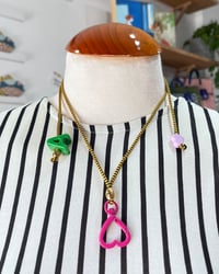 Portaamores y/o collar regulable fucsia de Domingo Ayala 