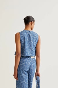 Image 2 of Top azul con estampado Paisley