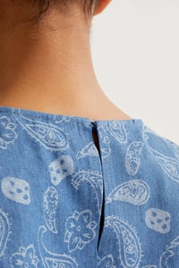Image 3 of Top azul con estampado Paisley