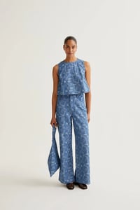 Image 4 of Top azul con estampado Paisley