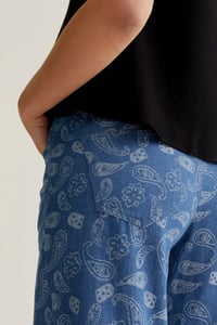 Image 3 of Pantalón con estampado Paisley