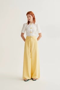 Image 2 of  Top blanco con botones florales