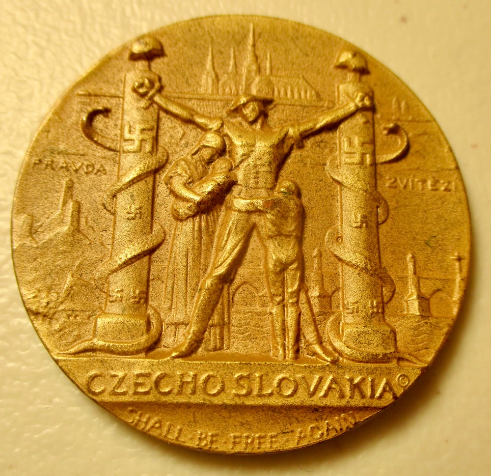 AMAZING NEW YORK WORLD'S FAIR CLANDESTINE MEDAL--CZECHOSLAVAKIA SHALL BE FREE AGAIN!