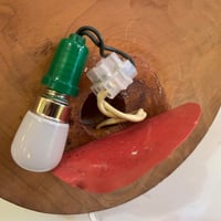 Image 9 of Lampe coquillage vintage Casque rouge sur socle bois Île Maurice 1970 décoration bord de mer 