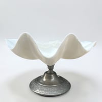 Image 5 of Vide poche en coquillage bénitier ancien Tridacna et pied métal argenté décor de roses 