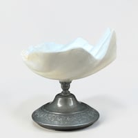 Image 6 of Vide poche en coquillage bénitier ancien Tridacna et pied métal argenté décor de roses 