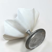 Image 11 of Vide poche en coquillage bénitier ancien Tridacna et pied métal argenté décor de roses 