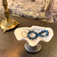 Image 2 of Vide poche en coquillage bénitier ancien Tridacna et pied métal argenté décor de roses 