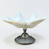 Image 7 of Vide poche en coquillage bénitier ancien Tridacna et pied métal argenté décor de roses 