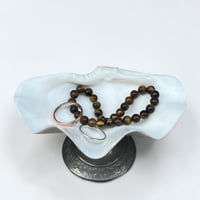 Image 4 of Vide poche en coquillage bénitier ancien Tridacna et pied métal argenté décor de roses 