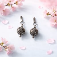 SLIVER ROUND FLOWER PRINT EARRINGS WITH BAR STUD