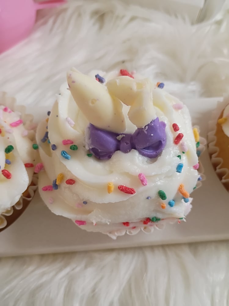 Image of Easter bunny ears cupcakes with transparent tote
