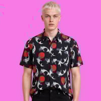 Camisa manga corta carpa fondo negro