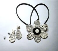Image 4 of Flower Power Necklace and Stud Earring Set Black and White  (PCJ009)