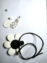 Image 8 of Flower Power Necklace and Stud Earring Set Black and White  (PCJ009)