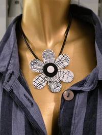 Image 7 of Flower Power Necklace and Stud Earring Set Black and White  (PCJ009)