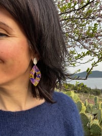 Image 2 of Boucles d’oreilles « Poussières d’étoiles » grenat et olive