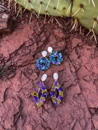 Image 3 of Boucles d’oreilles « Poussières d’étoiles » grenat et olive