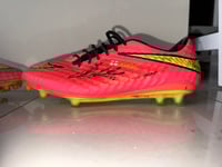 Image 2 of Oxlade-chamberlain match worn and signed boots 20326