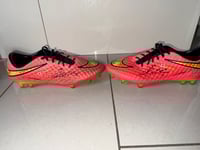 Image 3 of Oxlade-chamberlain match worn and signed boots 20326