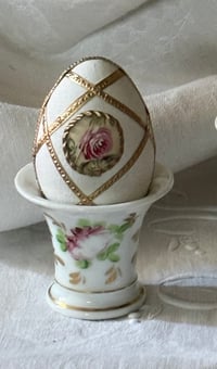 Image 1 of Petit vase porcelaine de Paris et son œuf rose 