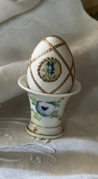 Image 1 of Petit vase en porcelaine de Paris et son œuf fleur bleue 