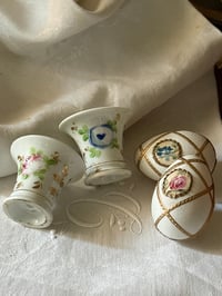 Image 2 of Petit vase en porcelaine de Paris et son œuf fleur bleue 