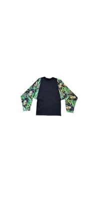 Image 1 of T-shirt noir manche raglan à motifs forêt et animal