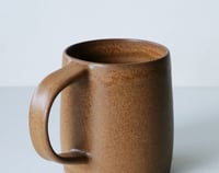 Image 4 of 16 oz mug in Rust