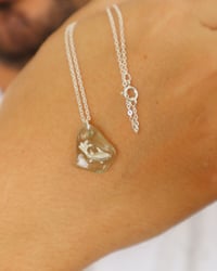 Image 2 of Koi y cristal de mar | Plata esterlina