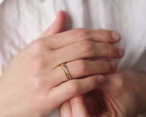 Image of  18ct gold 4mm oak leaf carved ring