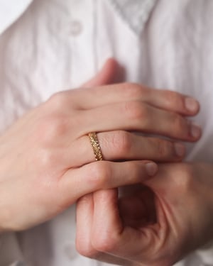 Image of  18ct gold 4mm oak leaf carved ring
