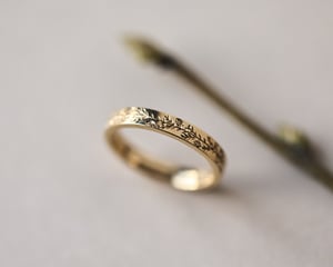 Image of 18ct yellow gold 3mm flat court 'fir engraved' ring