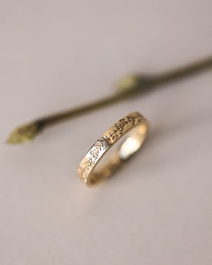 Image of 18ct yellow gold 3mm flat court 'fir engraved' ring