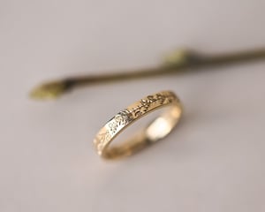 Image of 18ct yellow gold 3mm flat court 'fir engraved' ring