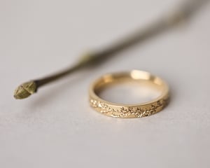 Image of 18ct yellow gold 3mm flat court 'fir engraved' ring