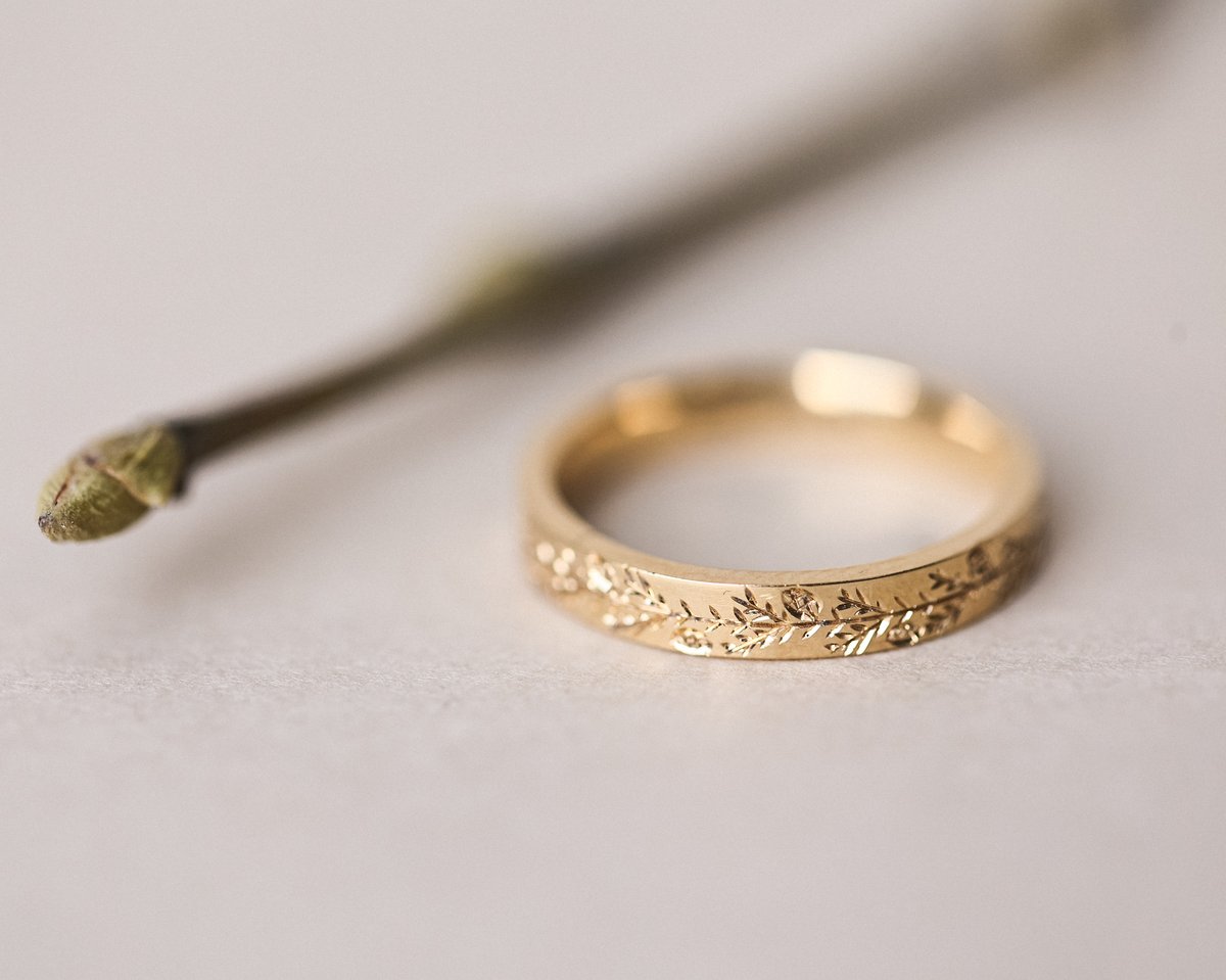 Image of 18ct yellow gold 3mm flat court 'fir engraved' ring